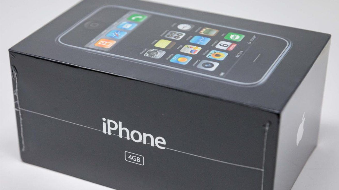 Chiếc iPhone đầu tiên nguyên hộp vừa được bán đấu giá 3,2 tỷ đồng.