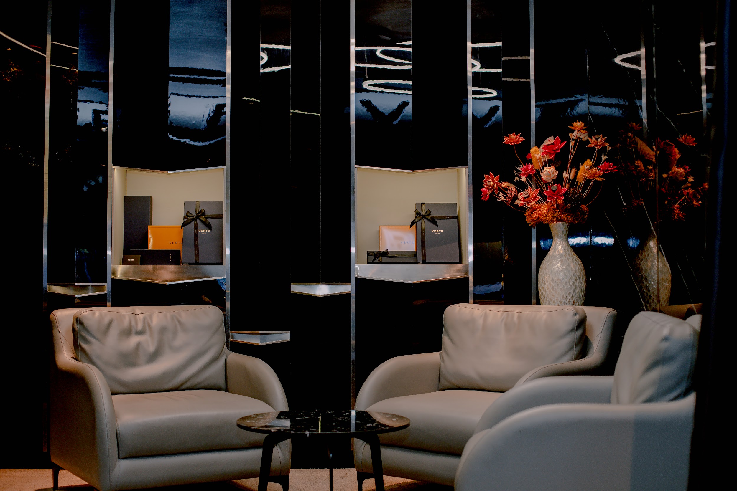 Không gian bên trong cửa hàng Vertu đơn với phong cách sang trọng, đẳng cấp nhưng vẫn đảm bảo sự riêng tư cho khách hàng.
