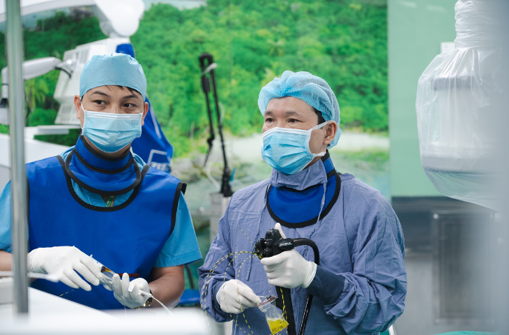  PGS.TS.BS Nguyễn Cảnh Bình - chuyên gia trực tiếp thực hiện kỹ thuật nội soi mật tụy ngược dòng tại BVĐK Hồng Ngọc