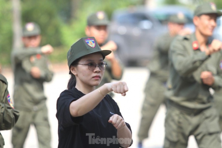 Trong số các học viên tham gia đợt huấn luyện lần này có một nữ chiến sĩ.