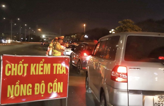 Cảnh sát giao thông tại Hà Nội làm nhiệm vụ tại chốt kiểm tra nồng độ cồn. Ảnh: Ngọc Thành