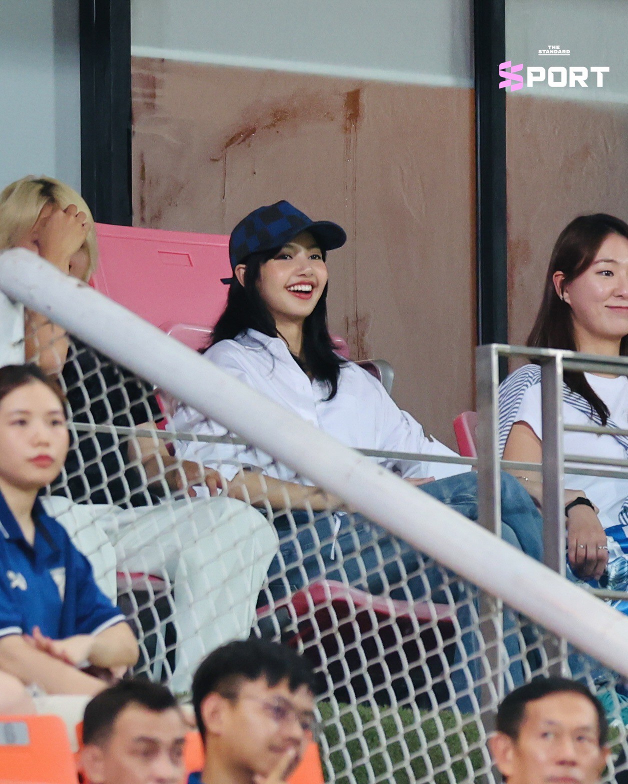 Lisa (BLACKPINK) gây sốt khi xuất hiện ở khán đài trận đấu vòng loại World Cup 2026 của Thái Lan và Hàn Quốc.