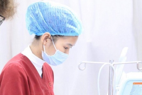 Nữ điều dưỡng BV Bạch Mai kể lại khoảnh khắc cấp cứu du khách nước ngoài bị ngừng tim