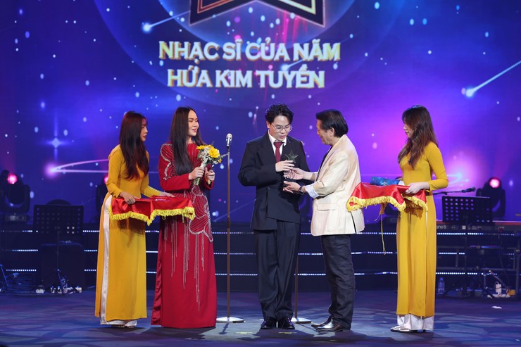 Giải Nhạc sĩ của năm được trao cho Hứa Kim Tuyền với những sản phẩm xuất sắc trong một năm qua.