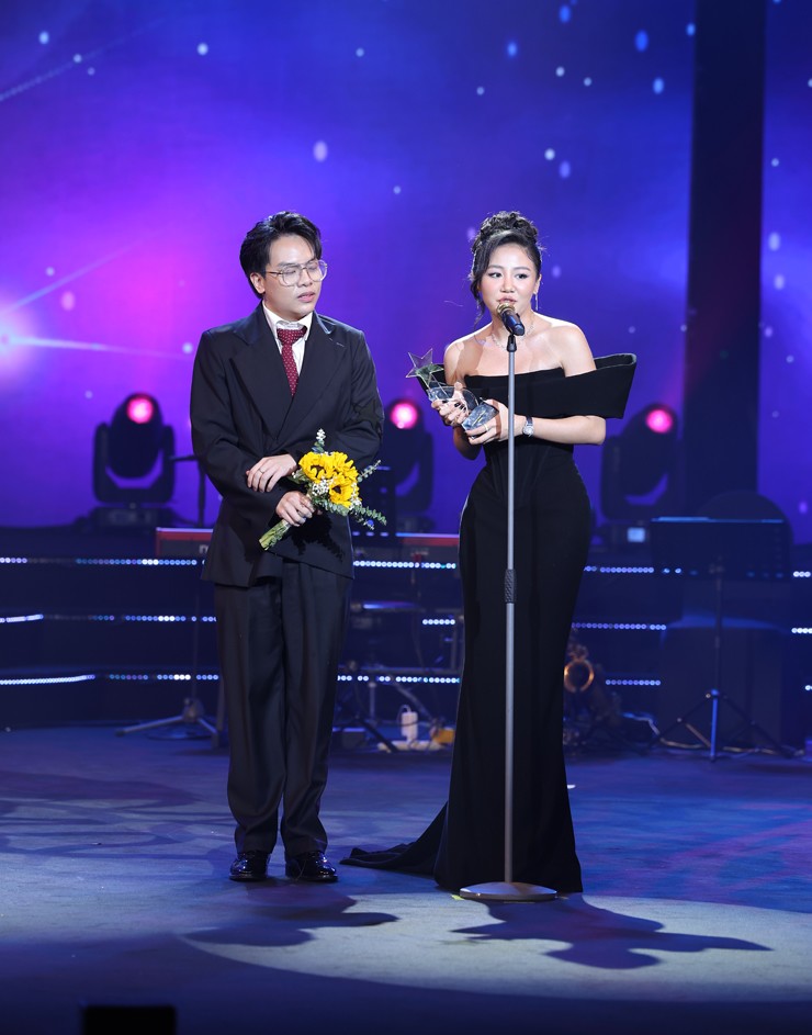 Giải Album của năm được trao cho album “Minh tinh” – sản phẩm kết hợp giữa Văn Mai Hương và Hứa Kim Tuyền.
