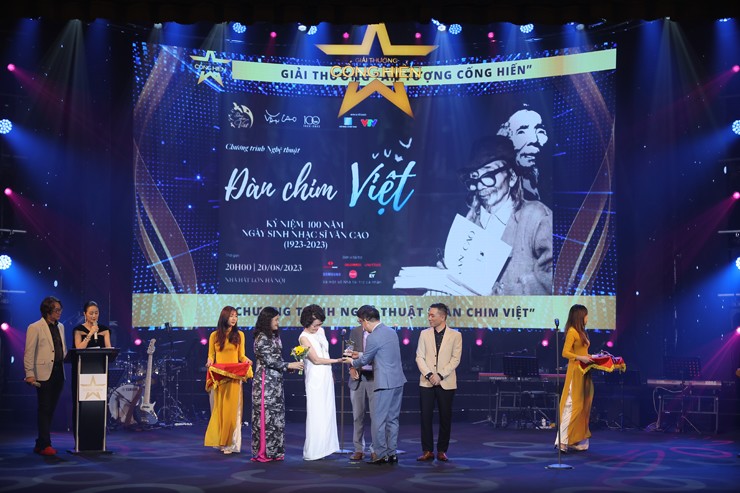 Giải Ấn tượng Cống hiến trao cho chương trình nghệ thuật “Đàn chim Việt” kỷ niệm 100 năm Ngày sinh nhạc sĩ Văn Cao.