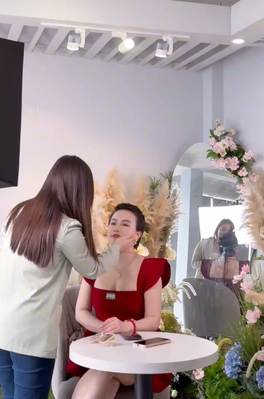 Hoàng Yến make-up để chuẩn bị cho buổi talkshow