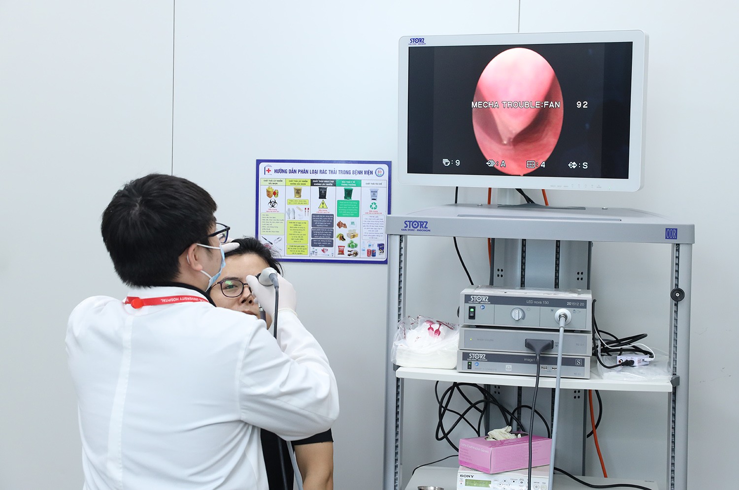 Đội ngũ chuyên gia hàng đầu của Trường Đại học Y Hà Nội và Bệnh viện Đại học Y Hà Nội đang thăm khám cho bệnh nhân.