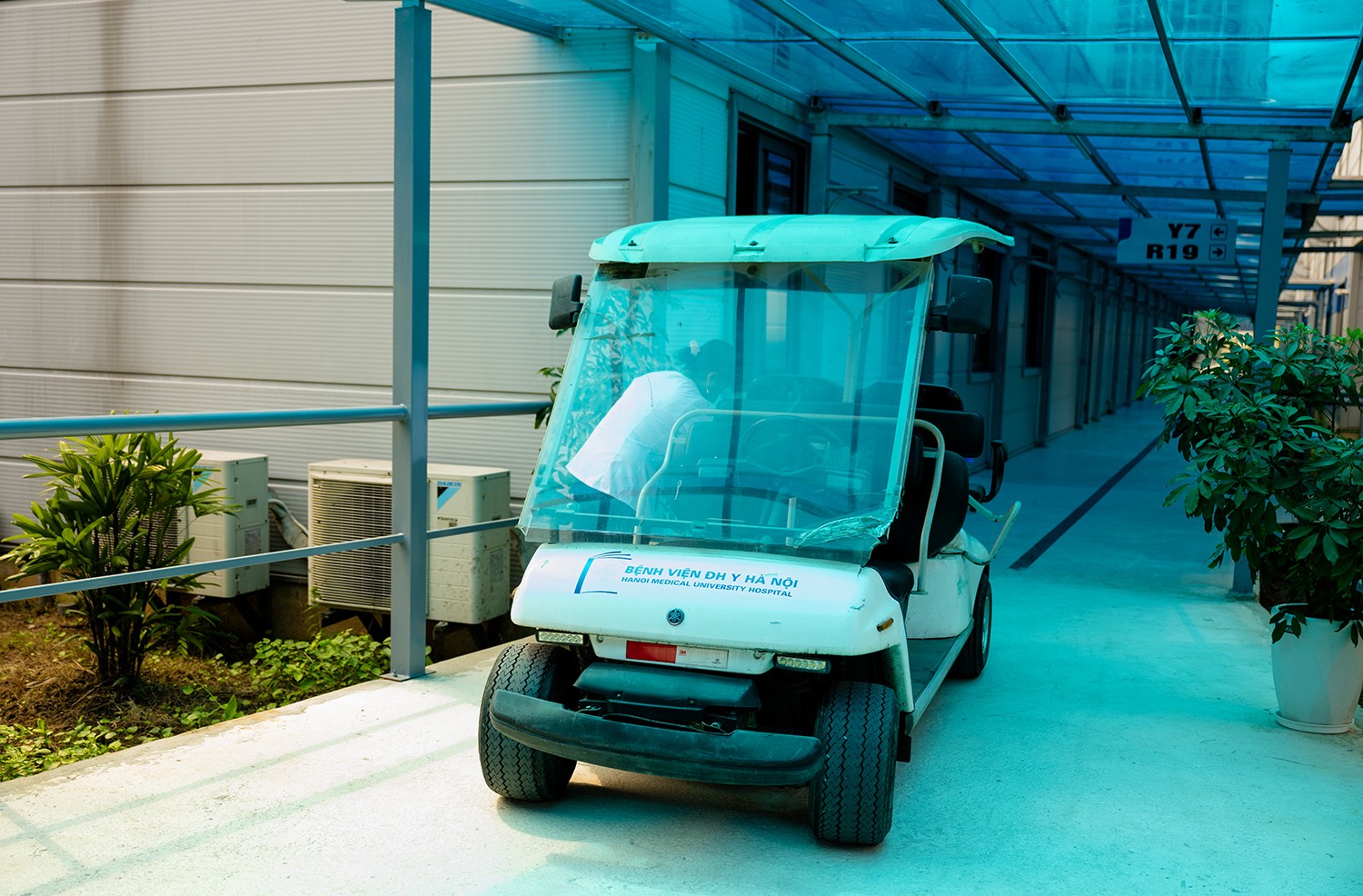 Xe điện phục vụ cho những bệnh nhân đặc biệt trong quá trình đi thăm khám.