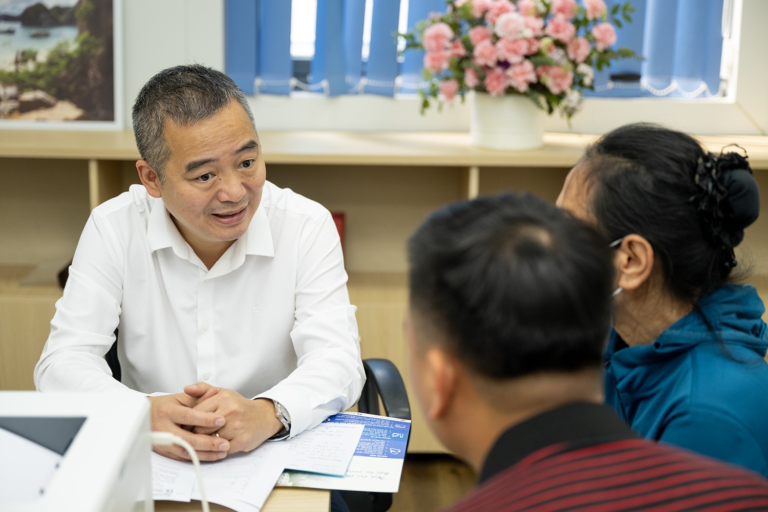 PGS.TS Nguyễn Lân Hiếu – Giám đốc Bệnh viện Đại học Y Hà Nội đang tư vấn cho bệnh nhân về phương pháp điều trị.