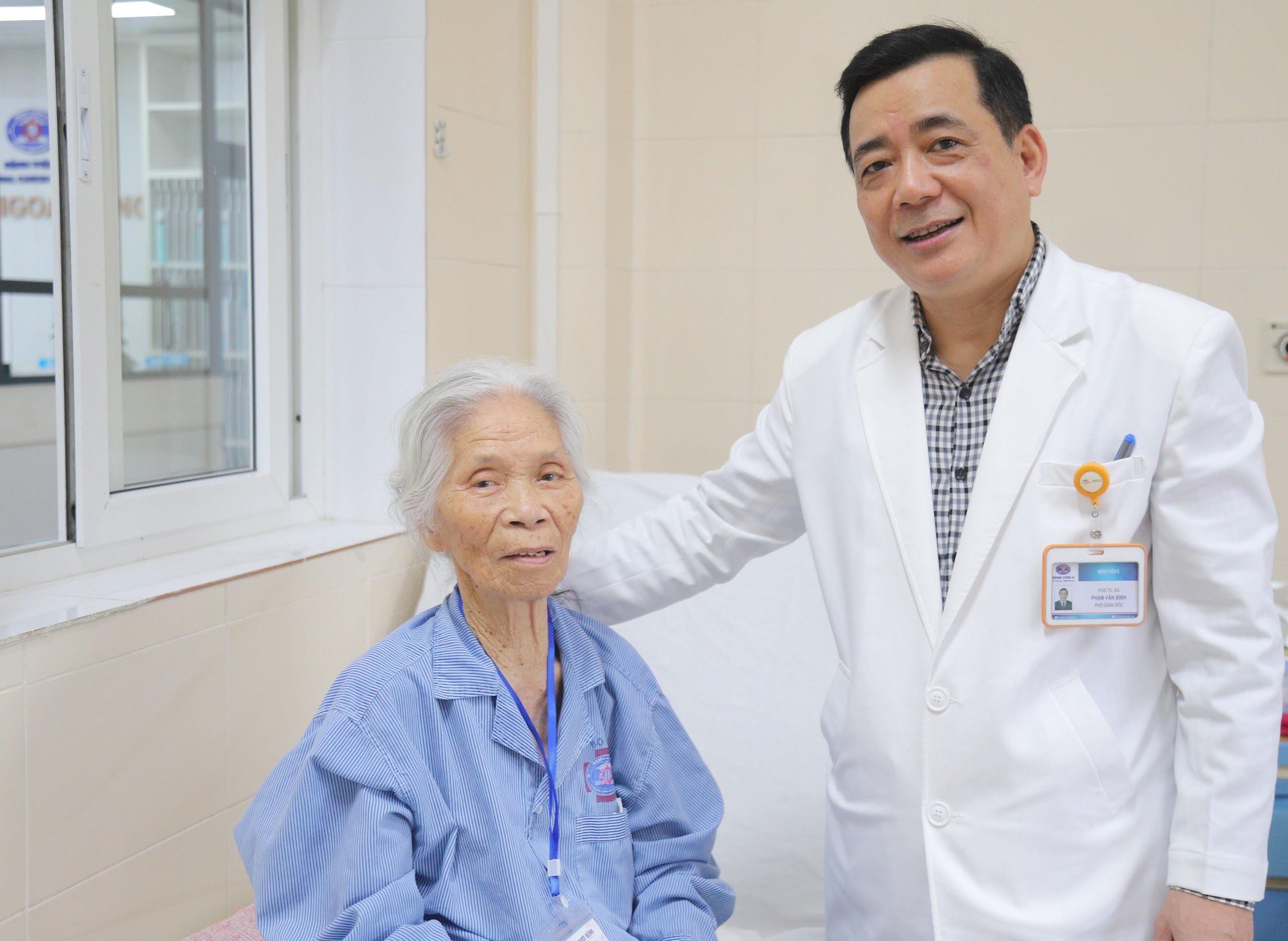 PGS.TS Phạm Văn Bình, Phó Giám đốc chuyên môn, Trưởng khoa Ngoại bụng I, Bệnh viện K thăm khám cho bệnh nhân. 