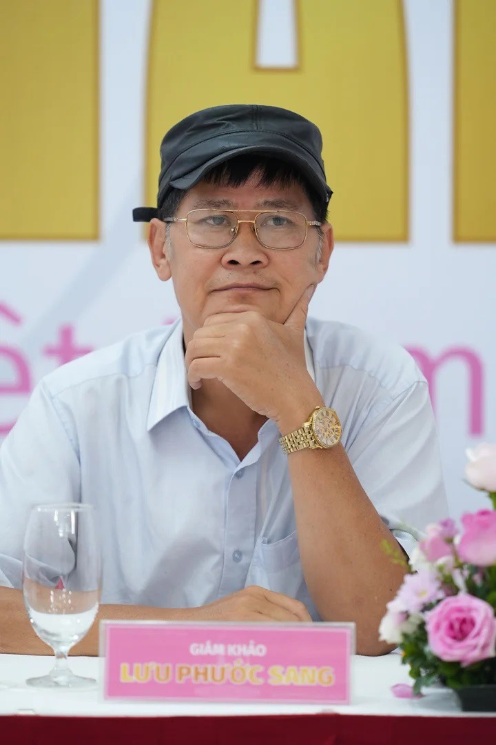 Hình ảnh gần nhất của đạo diễn Phước Sang khi ngồi ghế ban giám khảo cuộc thi “Miss Petite Vietnam 2023”.