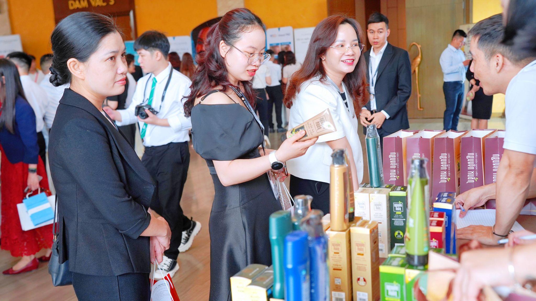 Các sản phẩm dầu gội có nguồn gốc dược liệu của Dược phẩm Hoa Linh nhận được sự quan tâm của quan khách tại hội thảo khoa học.
