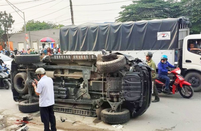 Hiện trường Nguyễn Văn Thanh tông xe bán tải vào thiếu tá CSGT và người dân. Ảnh: vnexpress