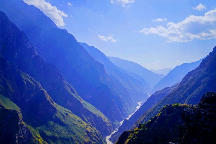 Hổ Khiêu Hiệp nhìn từ trên cao với con sông Kim Sa nằm giữa dãy núi Ngọc Long Tuyết Sơn và núi tuyết Cáp Ba