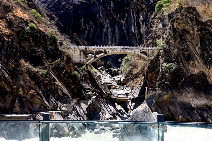 Một cây cầu được xây dựng nối liền hai vách núi để du khách dễ dàng tham quan