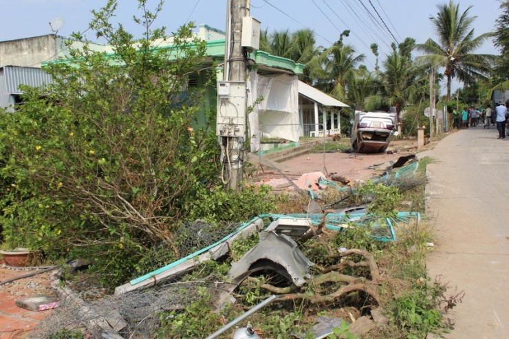 Hàng rào, cây cối đổ ngã sau cú tông. Ảnh: CTV