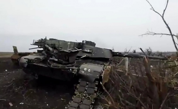 Chiếc xe tăng Abrams bị phá hủy tại thị trấn Avdiivka. Ảnh: Sputnik