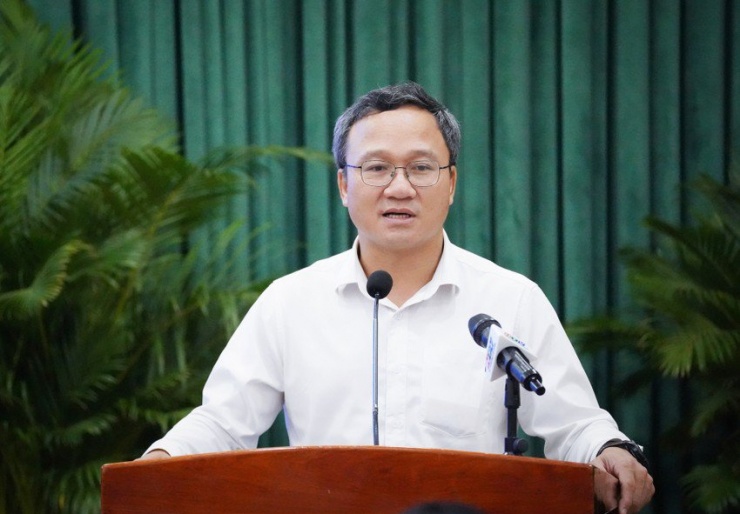Ông Khuất Việt Hùng, Phó Chủ tịch chuyên trách Ủy ban An toàn giao thông Quốc gia tại hội nghị sáng nay. Ảnh: THUẬN VĂN