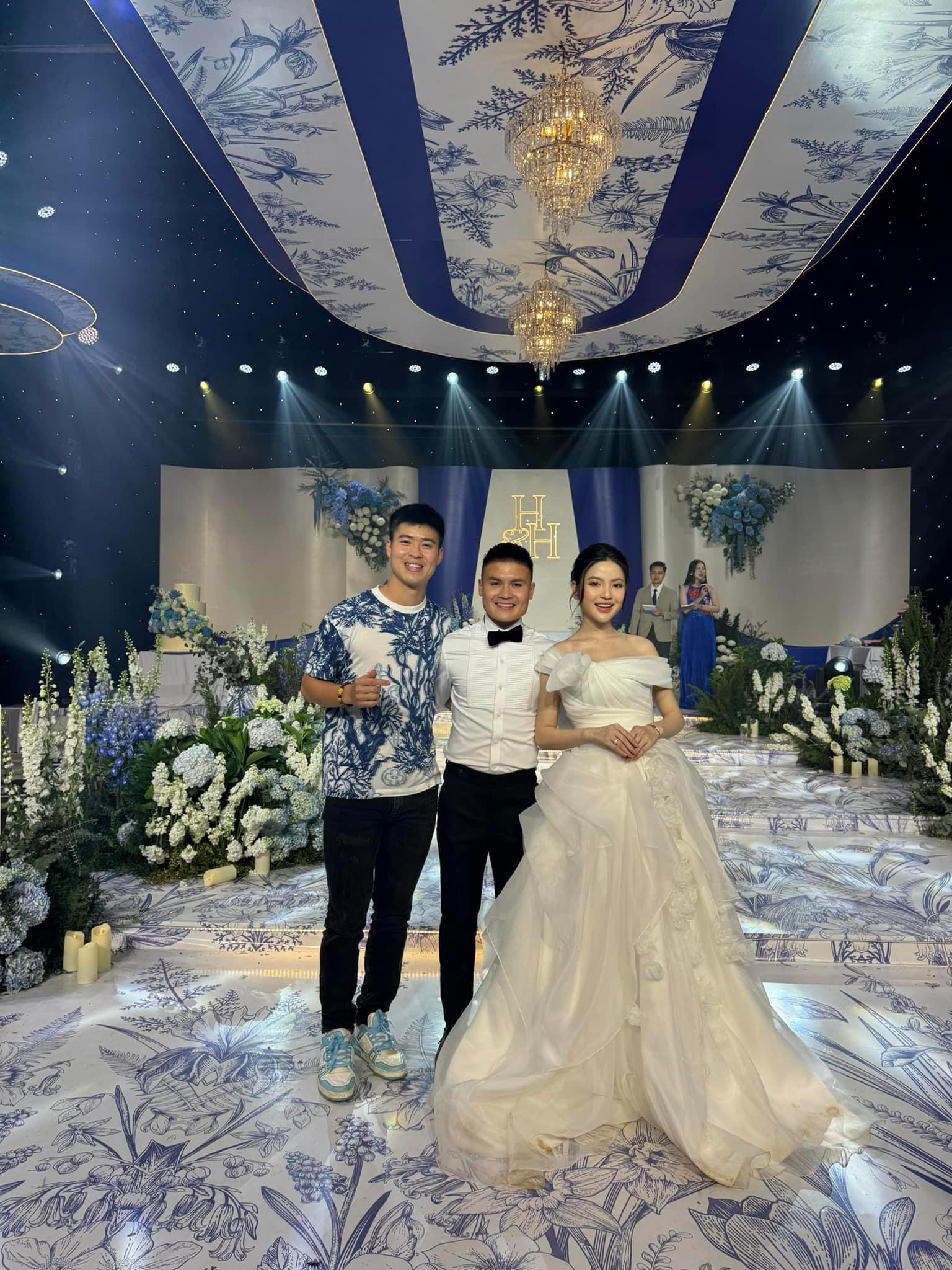 Duy Mạnh đăng ảnh tới chúc mừng đám cưới Quang Hải