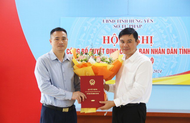 Ông Nguyễn Lê Huy, Phó Chủ tịch Thường trực UBND tỉnh Hưng Yên trao quyết định bổ nhiệm và tặng hoa chúc mừng Phó Giám đốc Sở Tư pháp Trần Thế Tiệm (bên trái).