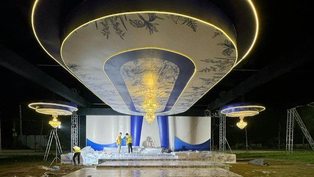 Lễ đường ngập hoa tươi trong rạp cưới rộng 2.000 m2 của Quang Hải và Chu Thanh Huyền - 3