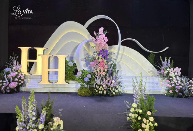 Lễ đường ngập hoa tươi trong rạp cưới rộng 2.000 m2 của Quang Hải và Chu Thanh Huyền - 4