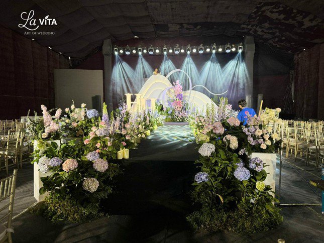 Lễ đường ngập hoa tươi trong rạp cưới rộng 2.000 m2 của Quang Hải và Chu Thanh Huyền - 5