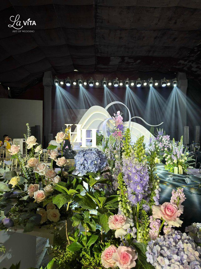 Lễ đường ngập hoa tươi trong rạp cưới rộng 2.000 m2 của Quang Hải và Chu Thanh Huyền - 6