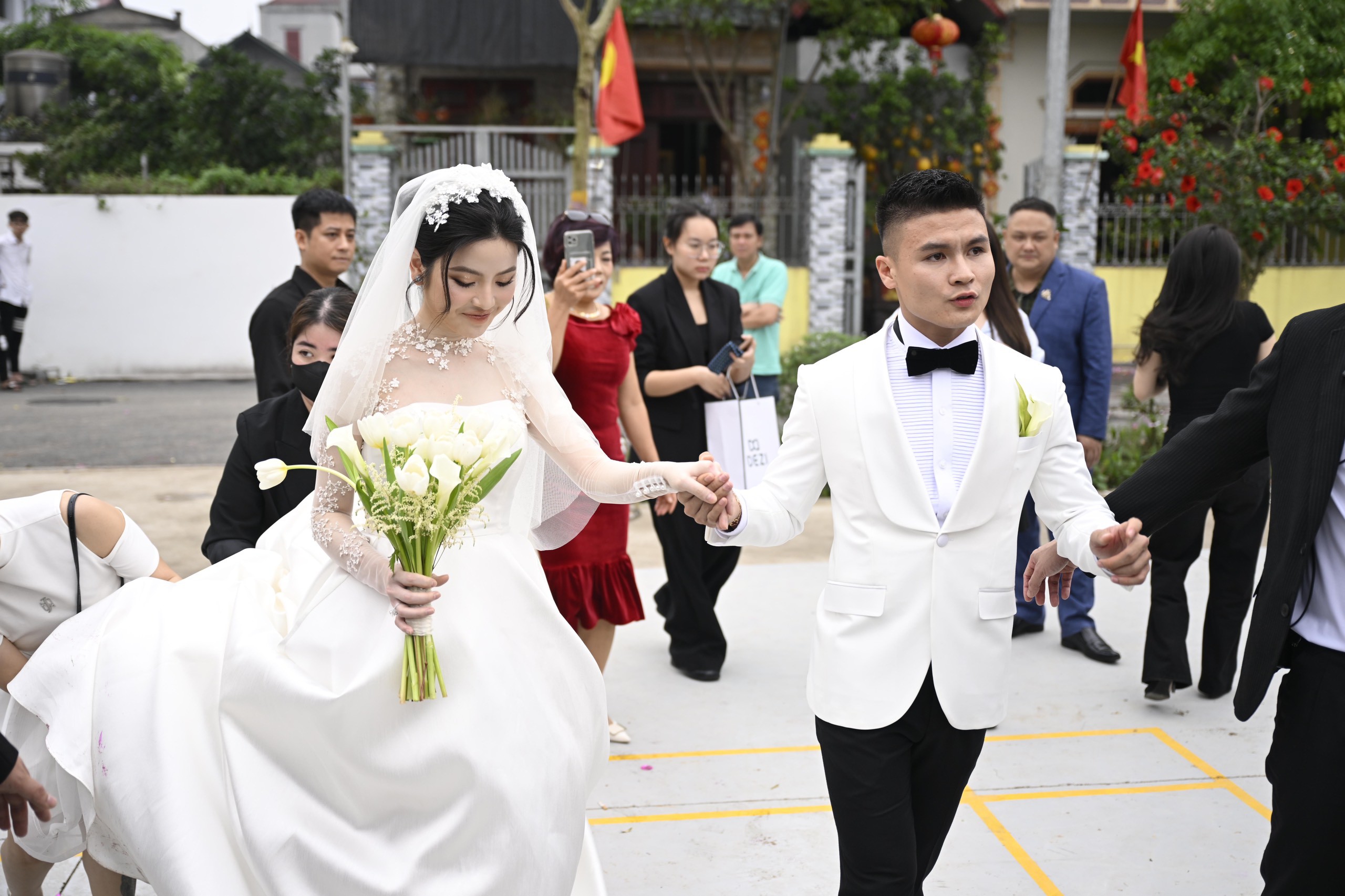 Chu Thanh Huyền thay 7 chiếc váy cưới sánh đôi Quang Hải, riêng một kiểu  đầm gây băn khoăn