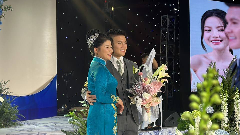 “Hoa hậu vỉa hè” làm MC đám cưới Quang Hải: "Với tôi, đây là một siêu đám cưới"