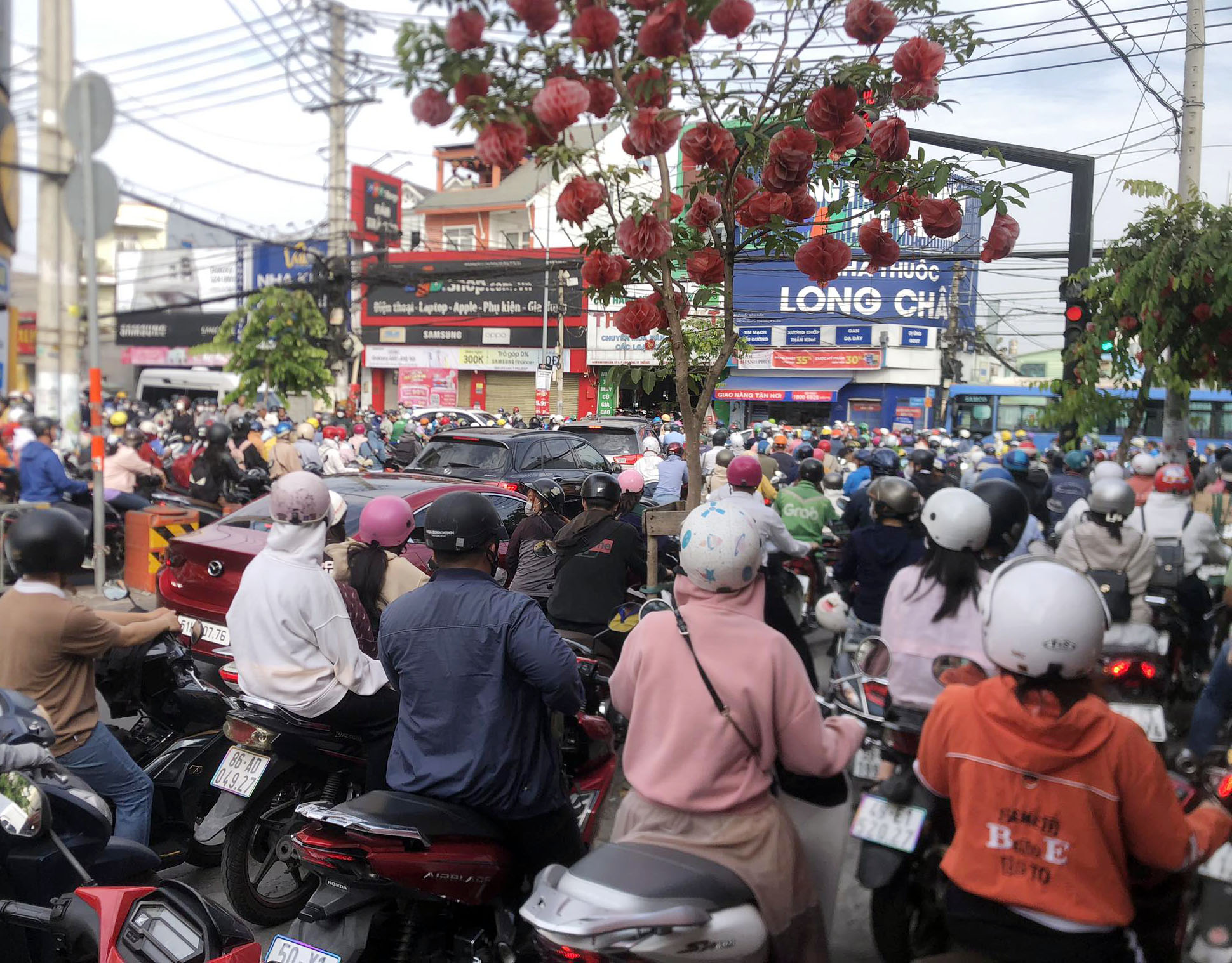 Sáng 28/3, nhiều tuyến đường ở TP Thủ Đức, TP.HCM xảy ra ùn tắc kéo dài, người dân phải vất vả và mất cả tiếng đồng hồ để vượt qua đoạn kẹt xe.