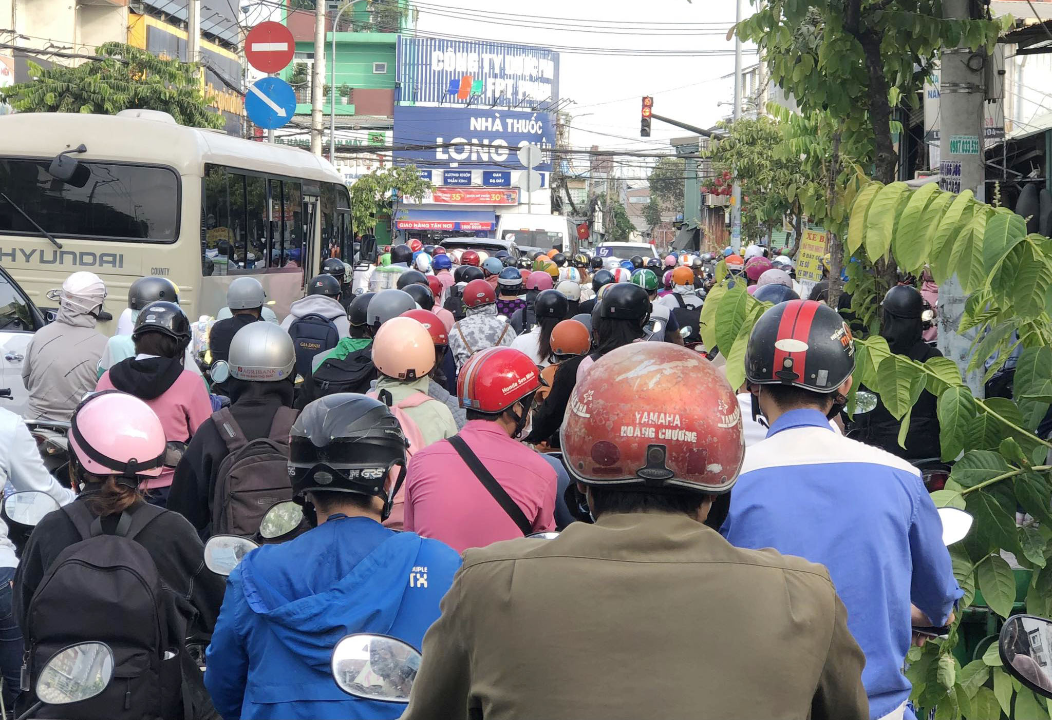 Nhiều người phải chờ cả chục nhịp đèn tín hiệu giao thông mới lưu thông qua được giao lộ Kha Vạn Cân - đường số 2. Ngoài 2 tuyến đường này, trong sáng nay, các tuyến đường ở Thủ Đức như: Phạm Văn Đồng, Tô Ngọc Vân...cũng kẹt xe kéo dài khiến hàng nghìn người bị "chôn chân".