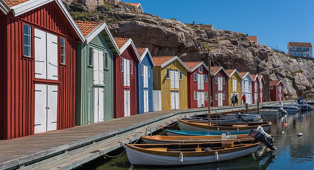 Trung tâm của Smögen là một bến cảng rất đẹp, được người dân địa phương gọi là Smögenbryggan. Những chiếc thuyền đánh cá truyền thống như tô điểm thêm cho vẻ đẹp của nơi này.