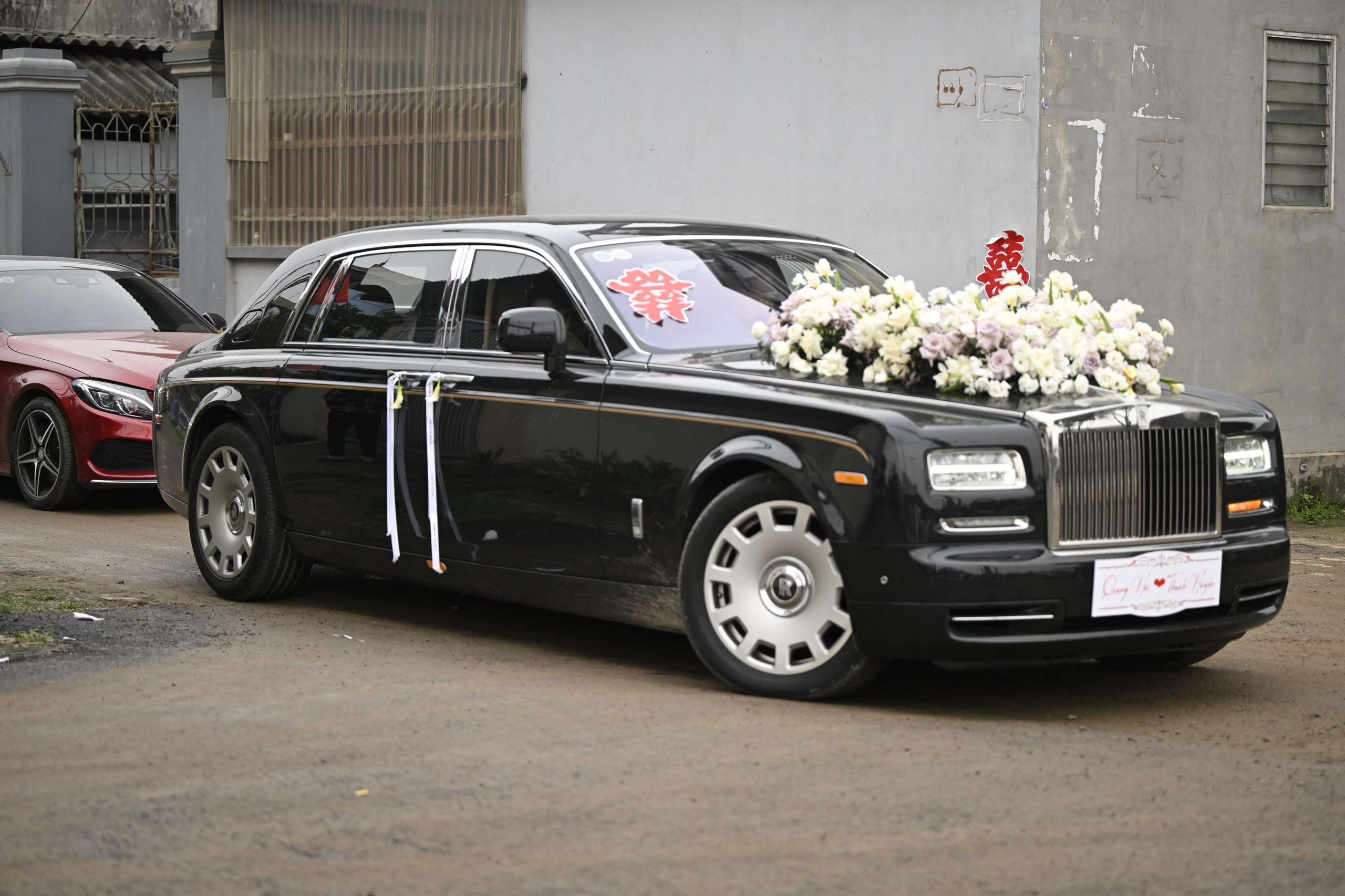 Khoảng 14h30, siêu xe Rolls-Royce đưa cô dâu, chú rể đã về tới nhà trai.