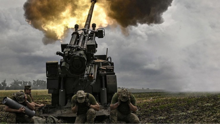 Binh sĩ Ukraine khai hỏa hệ thống pháo tự hành CAESAR do Pháp cung cấp.