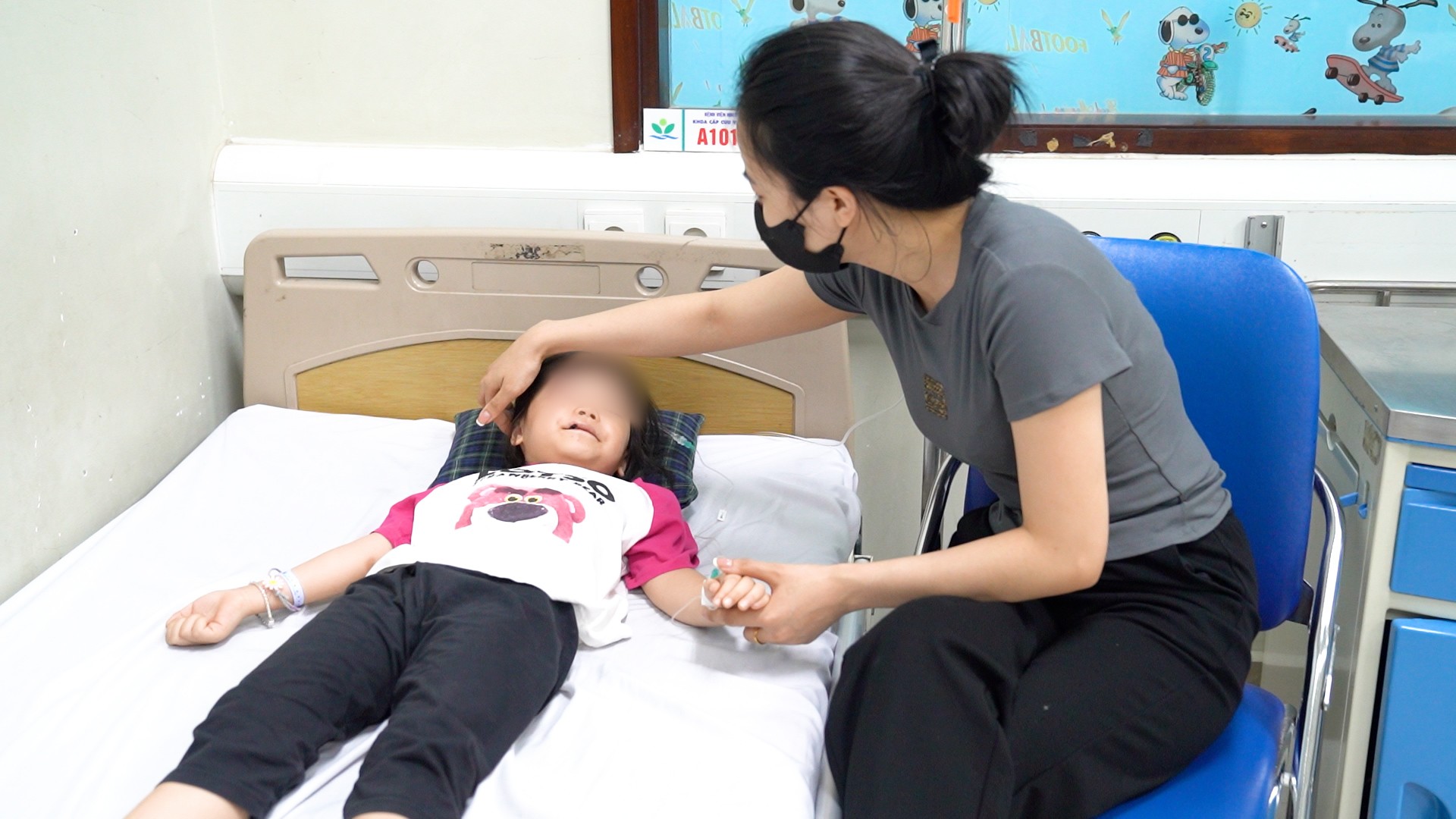 Bé gái đang được điều trị tại Bệnh viện Nhi Trung ương