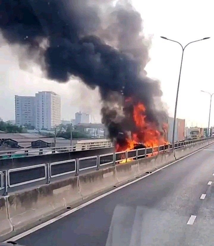 Hiện trường vụ cháy xe container trên cầu Phú Mỹ