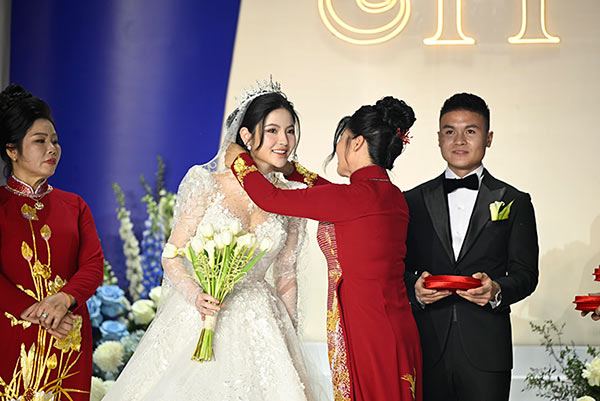 Vợ Quang Hải được tặng vàng đeo kín cổ trong ngày cưới - 2