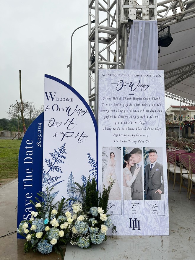 Tấm biển đặc biệt trước rạp cưới nhà Quang Hải