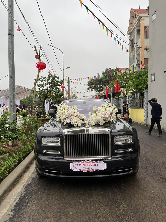 Cận cảnh xe hoa 50 tỷ đón người đẹp về dinh của cầu thủ Quang Hải - 2