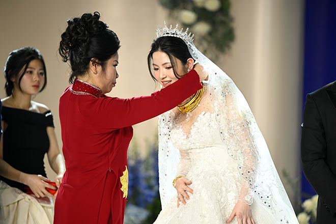 Vợ Quang Hải được tặng vàng đeo kín cổ trong ngày cưới - 3