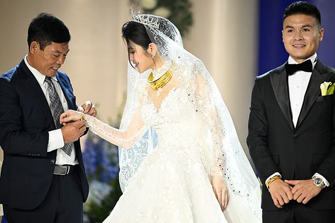Vợ Quang Hải được tặng vàng đeo kín cổ trong ngày cưới - 4