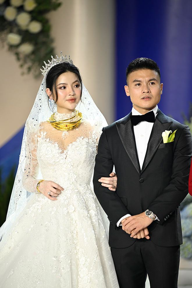 Vợ Quang Hải được tặng vàng đeo kín cổ trong ngày cưới - 5