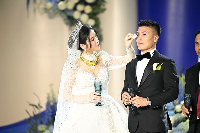 Vợ Quang Hải được tặng vàng đeo kín cổ trong ngày cưới - 6