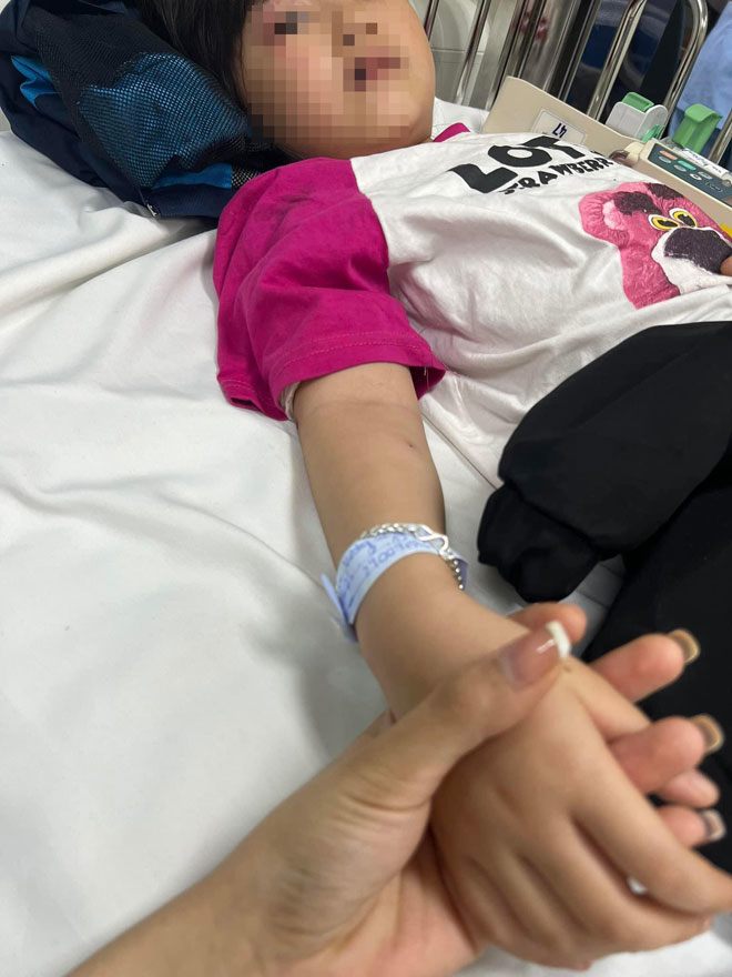 Cháu bé đang được cấp cứu tại một bệnh viện trên địa bàn Hà Nội.