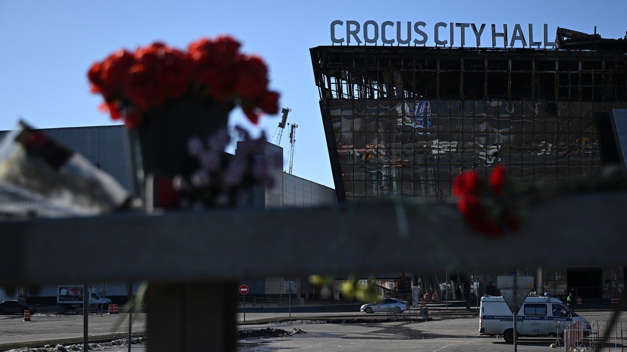 Người Nga đặt hoa tưởng niệm các nạn nhân trong vụ khủng bố ở khu phức hợp Crocus City Hall gần Moscow.