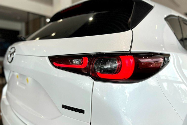 Mazda CX-5 giá từ 759 triệu đồng: SUV phân khúc C hút gia đình trẻ