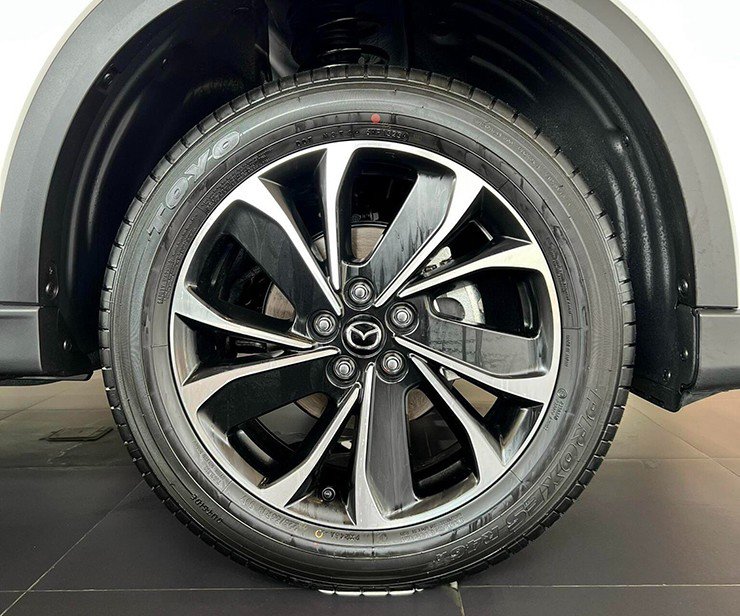 Mazda CX-5 giá từ 759 triệu đồng: SUV phân khúc C hút gia đình trẻ - 5