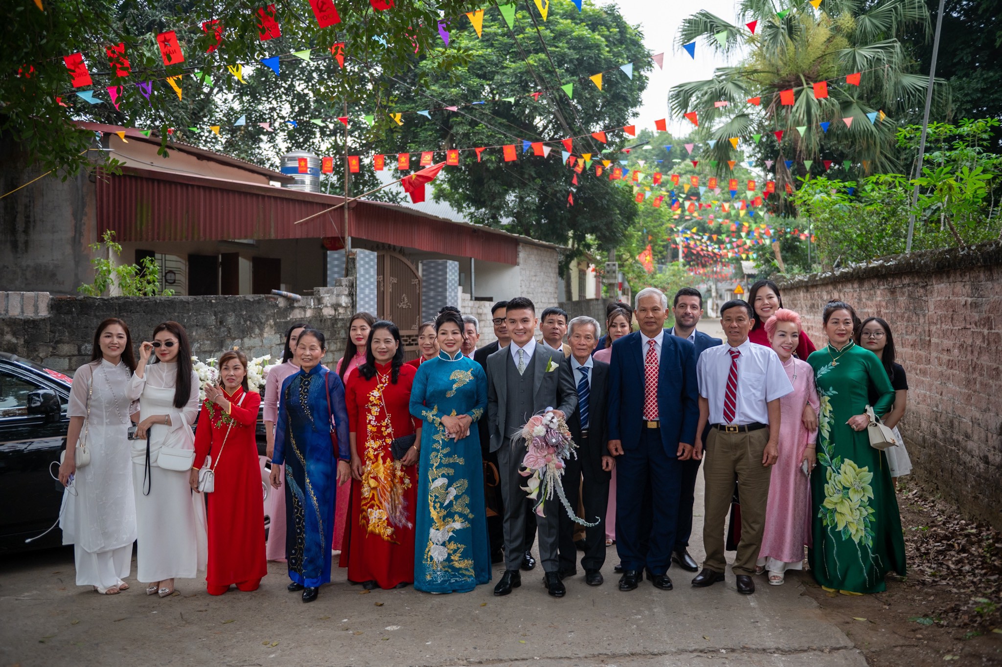 Đoàn đón dâu bên nhà trai chụp hình trước khi vào nhà gái xin dâu